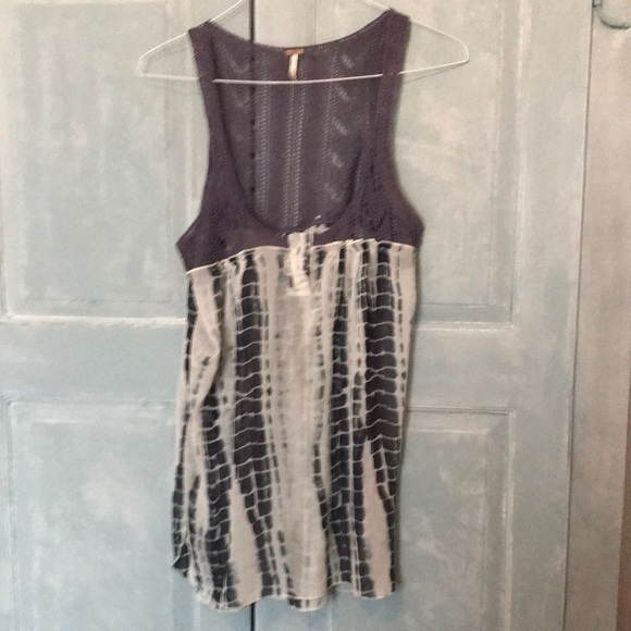 Free People Camisole long and semi transparent in Size Medium. In shade of blue - Picture 1 of 7